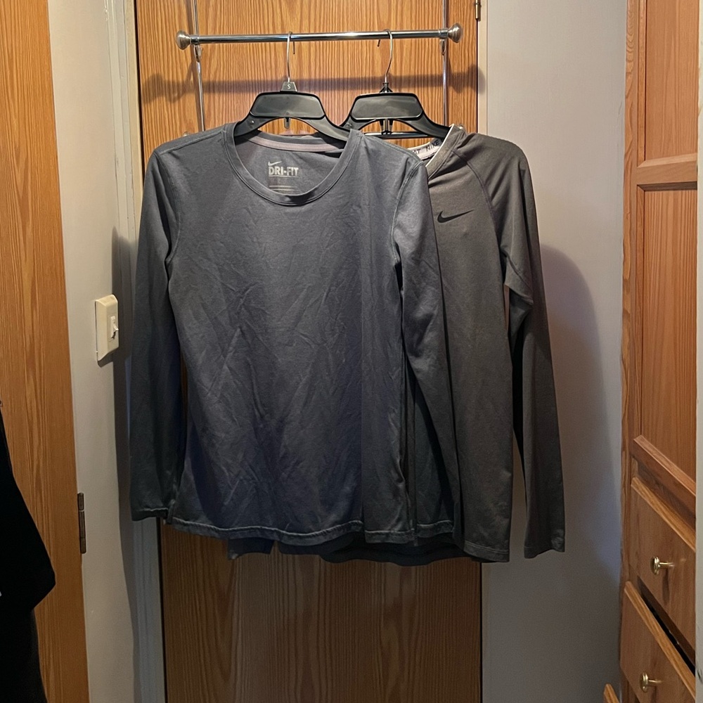 🖤TWO Women’s Nike Gray Long Sleeve Shirts